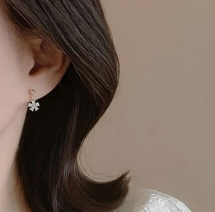 Minimalistic Flower Rhinestones Women's Earrings