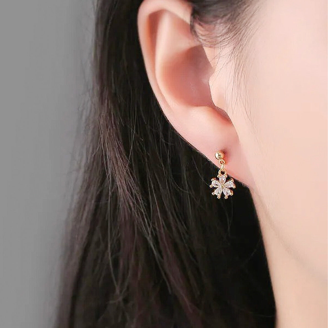 Minimalistic Flower Rhinestones Women's Earrings