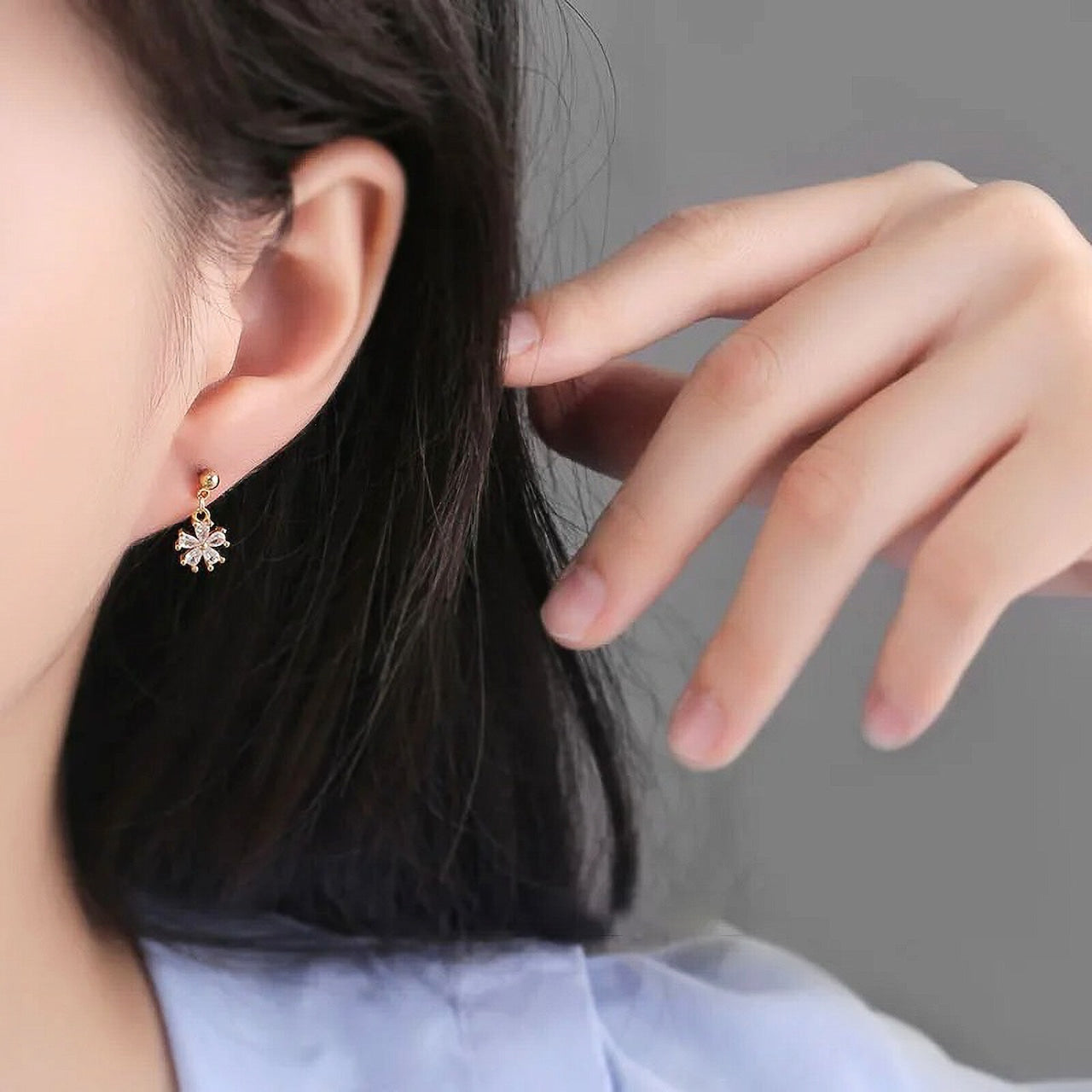 Minimalistic Flower Rhinestones Women's Earrings